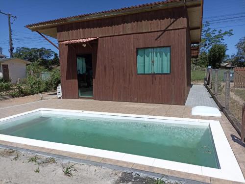 mały basen przed domem w obiekcie Casa Rio da Madre w mieście Palhoça