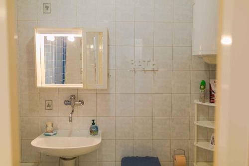 łazienka z umywalką i lustrem w obiekcie Apartment in Malinska - Insel Krk 43310 w mieście Malinska