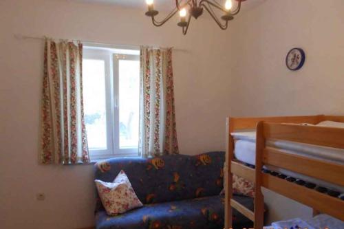 - un salon avec un canapé et une fenêtre dans l'établissement Holiday home in Sukosan - Zadar Riviera 43388, à Sukošan