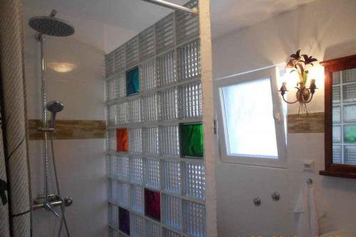 La salle de bains est pourvue d'un mur avec des blocs de verre colorés. dans l'établissement Holiday home in Sukosan - Zadar Riviera 43388, à Sukošan