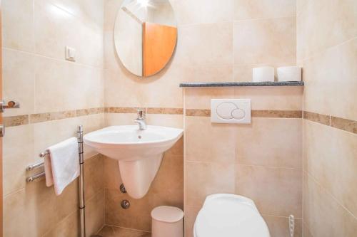 łazienka z umywalką, toaletą i lustrem w obiekcie Apartment in Malinska - Insel Krk 43327 w mieście Malinska