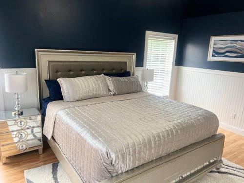 sypialnia z dużym łóżkiem z niebieskimi ścianami w obiekcie Dreamy Family Pool House w mieście Clermont