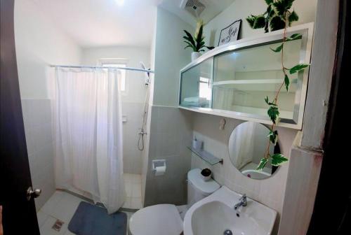 Ένα μπάνιο στο Mesaverte Deluxe Studio with Balcony