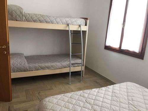 Кровать или кровати в номере Holiday home in Eraclea Mare 43496