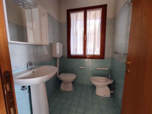 Ванная комната в Holiday home in Eraclea Mare 43496