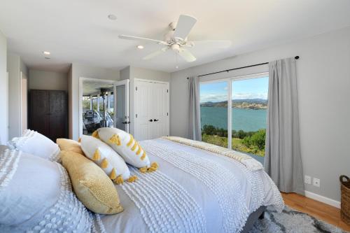 um quarto com uma cama e vista para a água em Jago Bay Vines and Views em Lower Lake