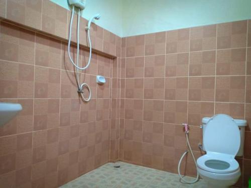 a bathroom with a shower with a toilet at Apache Bar Haad yao in Haad Yao