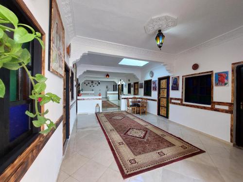 salon z dywanem na podłodze w obiekcie Orca Surf House w mieście Taghazout