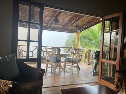 eine abgeschirmte Veranda mit einem Tisch und Stühlen in der Unterkunft Villa Paloma/ Home/ Office-Remote Office in Constanza