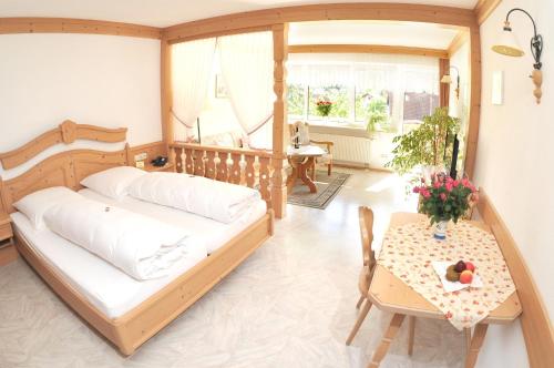 Postel nebo postele na pokoji v ubytování Hotel Dernbachtal