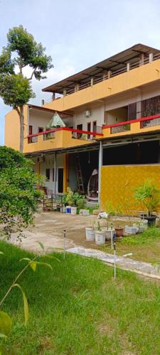 um edifício com uma parede amarela em frente em Kopay Hotel and Resto em Payakumbuh