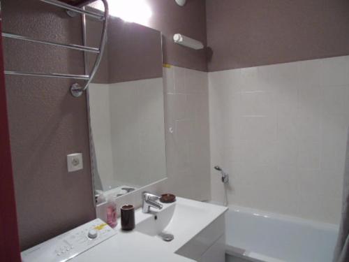 une salle de bain avec un lavabo et un miroir dans l'établissement Appartement 6 pers à Valfréjus, près des pistes, avec balcon, parking gratuit et équipements bébé - FR-1-561-104, à Modane