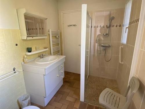 une salle de bain avec un lavabo, une douche et des toilettes dans l'établissement Maison au cœur de La Brée-les-Bains - 6 couchages, jardin clos, proche plage, WiFi gratuit - FR-1-246A-156, à La Brée-les-Bains