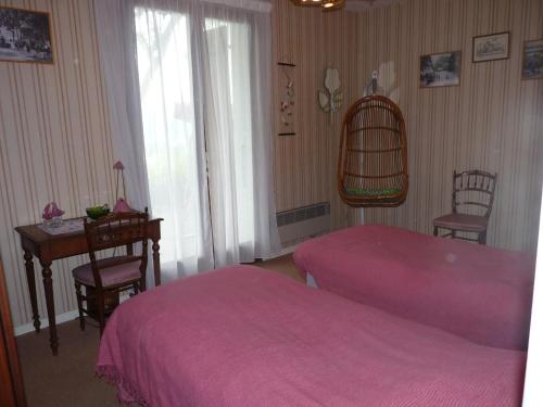 sypialnia z różowym łóżkiem i biurkiem w obiekcie Maison Aix-les-Bains, 5 pièces, 6 personnes - FR-1-555-71 w Aix-les-Bains