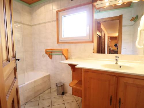W łazience znajduje się umywalka, prysznic i wanna. w obiekcie Les Gets - Appartement 59m², 2 chambres, proche centre et pistes, animaux acceptés, parking - FR-1-623-327 w mieście Les Gets
