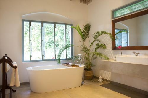 Ένα μπάνιο στο Plantation, an eco chic villa, Weligama