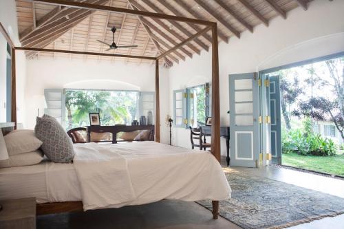 Ένα ή περισσότερα κρεβάτια σε δωμάτιο στο Plantation, an eco chic villa, Weligama