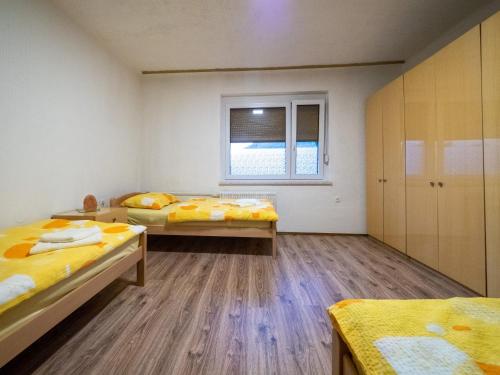 Zimmer mit 2 Betten und einem Fenster in der Unterkunft Kiara 7 in Jesenice