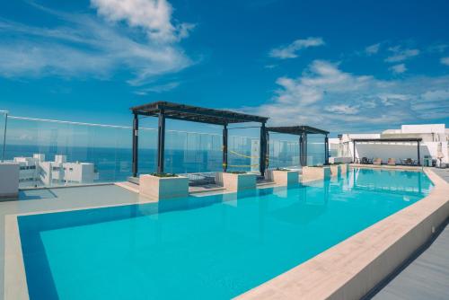 una piscina en la azotea de un edificio en Resort de Reserva del Mar, en Santa Marta
