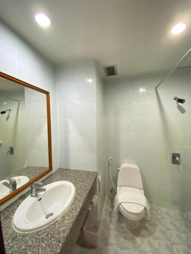bagno con servizi igienici, lavandino e specchio di Kata View Guest House a Kata Beach