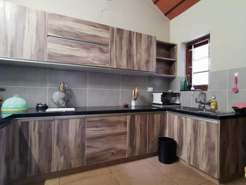 Η κουζίνα ή μικρή κουζίνα στο Afrika House by Afrind Hospitality