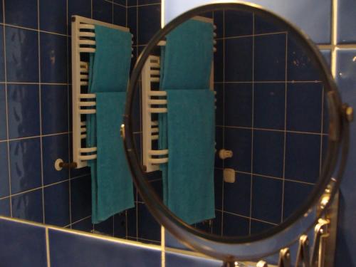 ソポトにあるAqua1000の青いタイル張りの壁に鏡