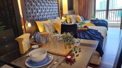a room with a bed and a table with a tableasteryasteryasteryasteryastery at 6pax Homestay Resort Suite 1min to Sunway Pyramid in Petaling Jaya