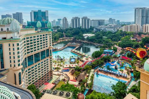 uma vista aérea do parque aquático no Disneyland Hotel em 6pax Homestay Resort Suite 1min to Sunway Pyramid em Petaling Jaya