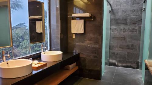 a bathroom with two sinks and a large window at Fu Wan Cafe Villa in Donggang