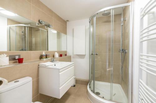 uma casa de banho com um chuveiro, um lavatório e um WC. em Super 1BD Garden Flat Islington London em Londres