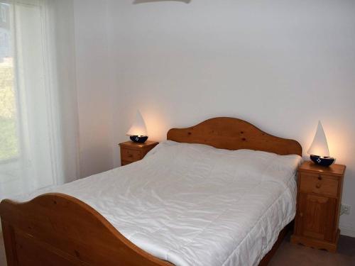 - une chambre avec un grand lit et 2 tables de chevet dans l'établissement Appartement Trégastel, 2 pièces, 4 personnes - FR-1-368-127, à Trégastel