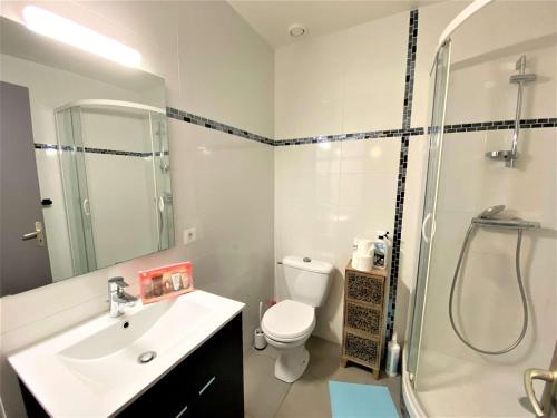 une salle de bain avec toilettes, lavabo et douche dans l'établissement Appartement 3* rénové, 1 chambre, WIFI, à 200m plage de Trégastel, centre, vélos électriques offerts - FR-1-368-229, à Trégastel