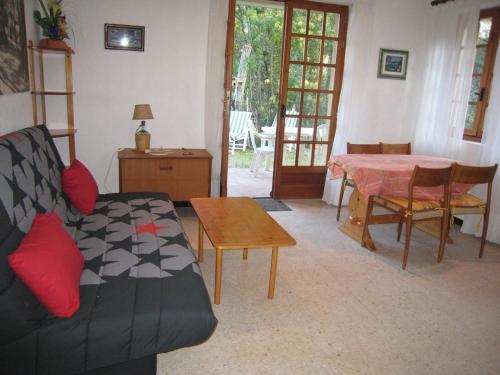 un salon avec un canapé et une table dans l'établissement Charmant T3 avec Terrasse et Jardin, Quartier Super Cavalaire, Parking Inclus - FR-1-100-183, à Cavalaire-sur-Mer