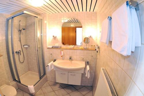 Koupelna v ubytování Hotel Dernbachtal