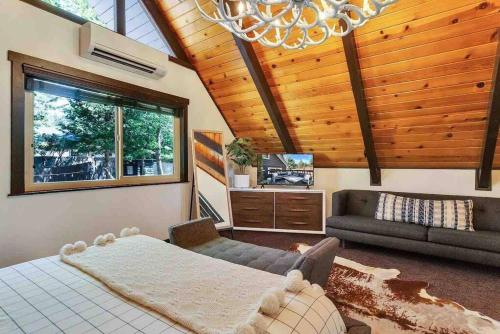 Twin Peaks的住宿－Our Place: A-Frame，客厅配有床和沙发