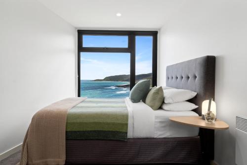 sypialnia z łóżkiem i widokiem na ocean w obiekcie Glassy Point - 360 degree views w mieście Wye River