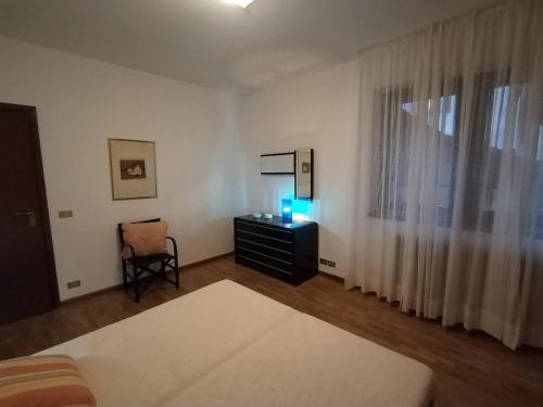Een bed of bedden in een kamer bij IL VICOLO_Carinissimo appartamento in centro storico, zona giorno mansardata