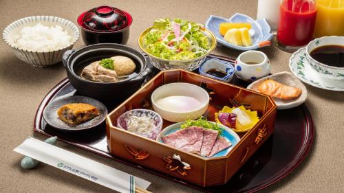 una mesa con una bandeja de comida en una mesa en Hotel Kitano Plaza Rokkoso, en Kobe
