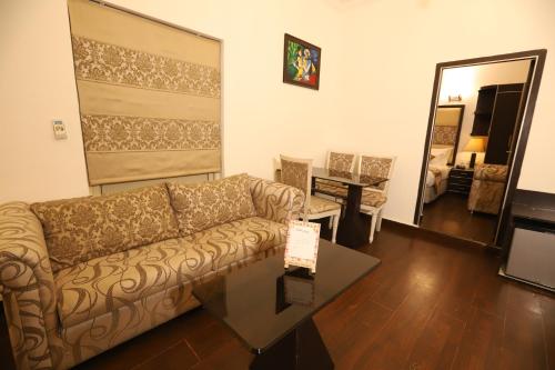 Ruang duduk di Hotel Capitol Hills - Greater Kailash Delhi