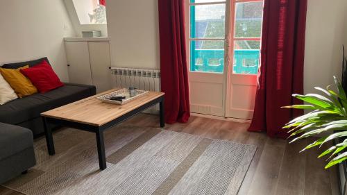 un salon avec une table basse et un canapé dans l'établissement Quartier historique 100m plage WIFI, à Mers-les-Bains