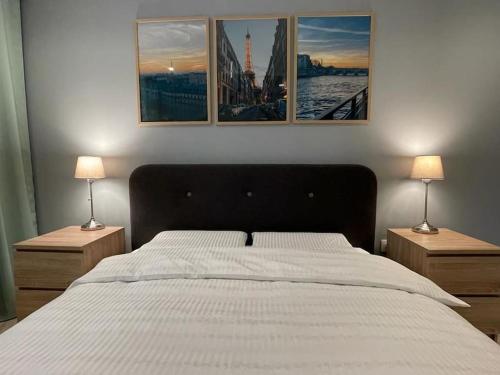 Premium Appartment' in Onesti tesisinde bir odada yatak veya yataklar