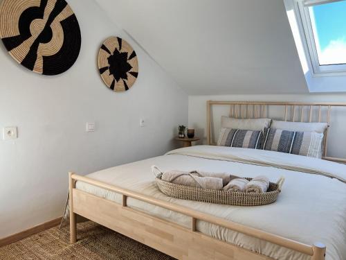 a bedroom with a bed with a basket of towels at Stijlvol appartement aan het strand van Oostduinkerke in Oostduinkerke