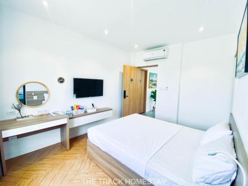 Μια τηλεόραση ή/και κέντρο ψυχαγωγίας στο The Track Homestay - Near Bai Dai Beach