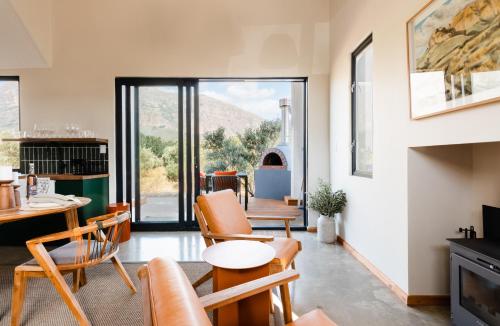 sala de estar con mesa y sillas en untether on Olive View en Wellington