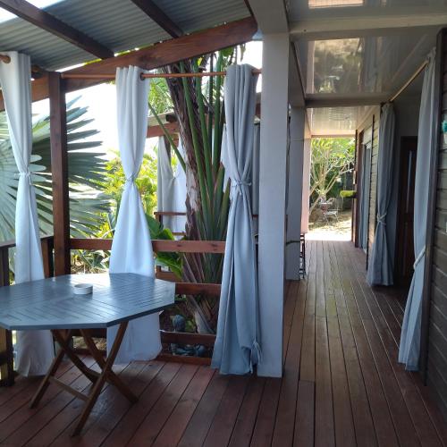 Un balcón o terraza en Lebulbul Saintpaul maison d'hotes avec Vue mer imprenable piscine et jacuzzi privés