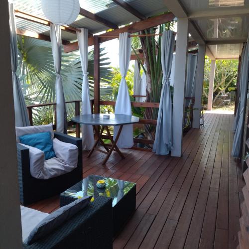 Un balcón o terraza en Lebulbul Saintpaul maison d'hotes avec Vue mer imprenable piscine et jacuzzi privés