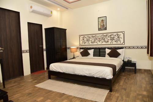 ein Schlafzimmer mit einem Kingsize-Bett in einem Zimmer in der Unterkunft THE TRINETRA VILLA in Sawāi Mādhopur