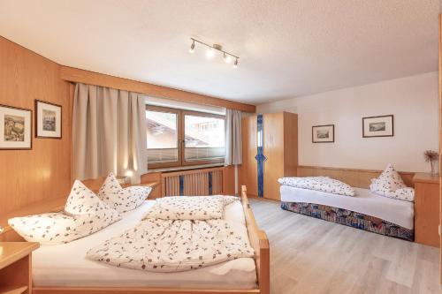 1 Schlafzimmer mit 2 Betten und einem Fenster in der Unterkunft Appartement Rosengarten in Längenfeld