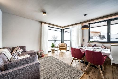 een woonkamer met een bank en een tafel bij Nativo Bergaparts in Längenfeld