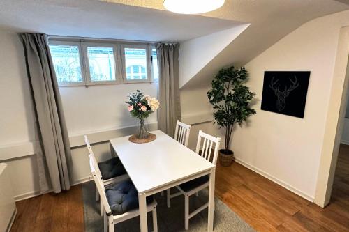 a dining room with a white table and chairs at City-Apartment in Krefeld - BEUYS Apartments - Krefeld in Krefeld